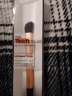REAL  TECHNIQUES CONCEALER BRUSH BRAND NEW SEALED. HIGH DEFINITION.Q